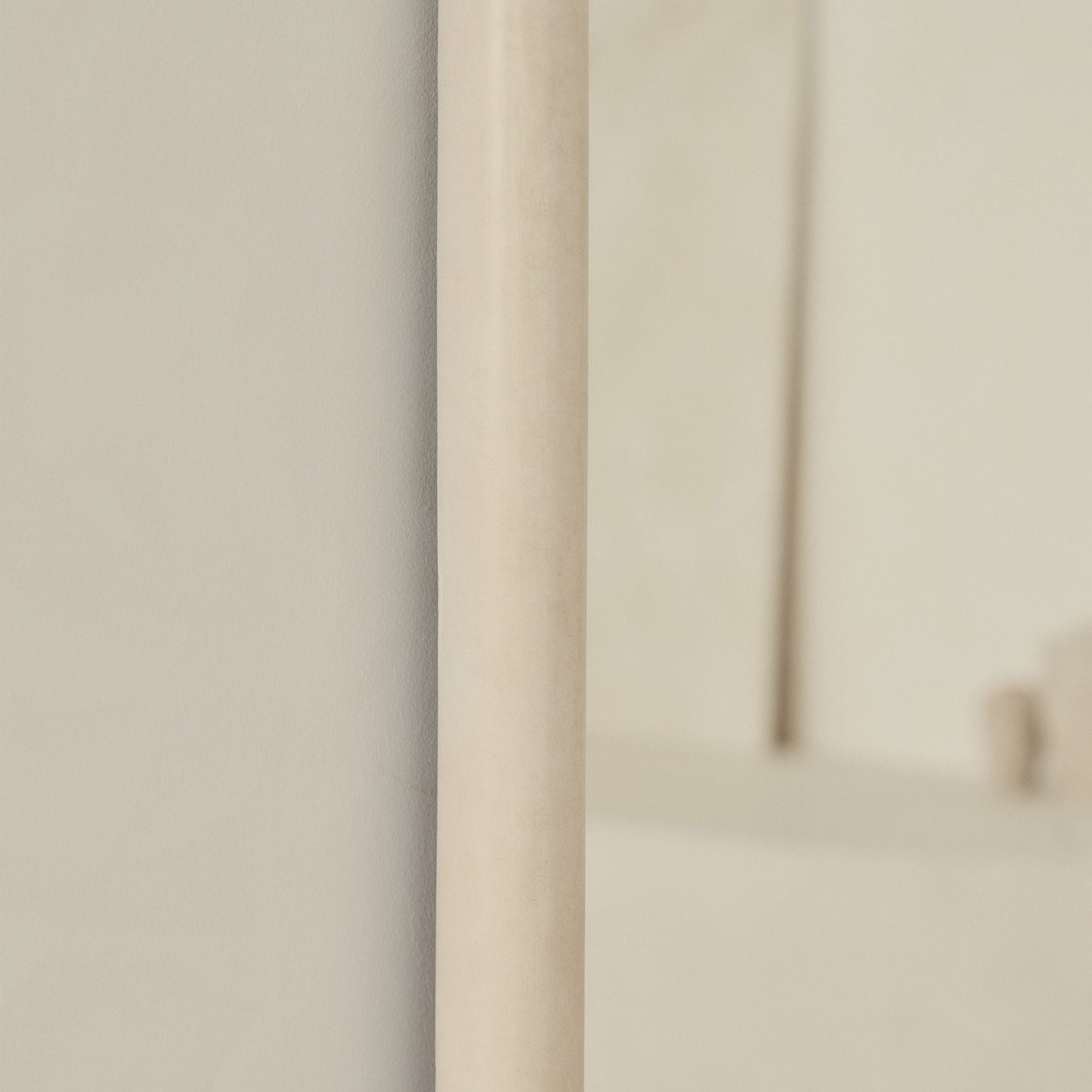 Elis – Extra großer, raumhoher, gewölbter Betonspiegel, 190 cm x 100 cm