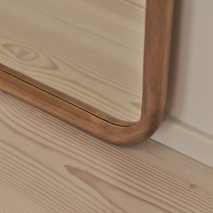 Milene – Extra großer, raumhoher, gewölbter Spiegel aus warmem Holz, 190 cm x 100 cm